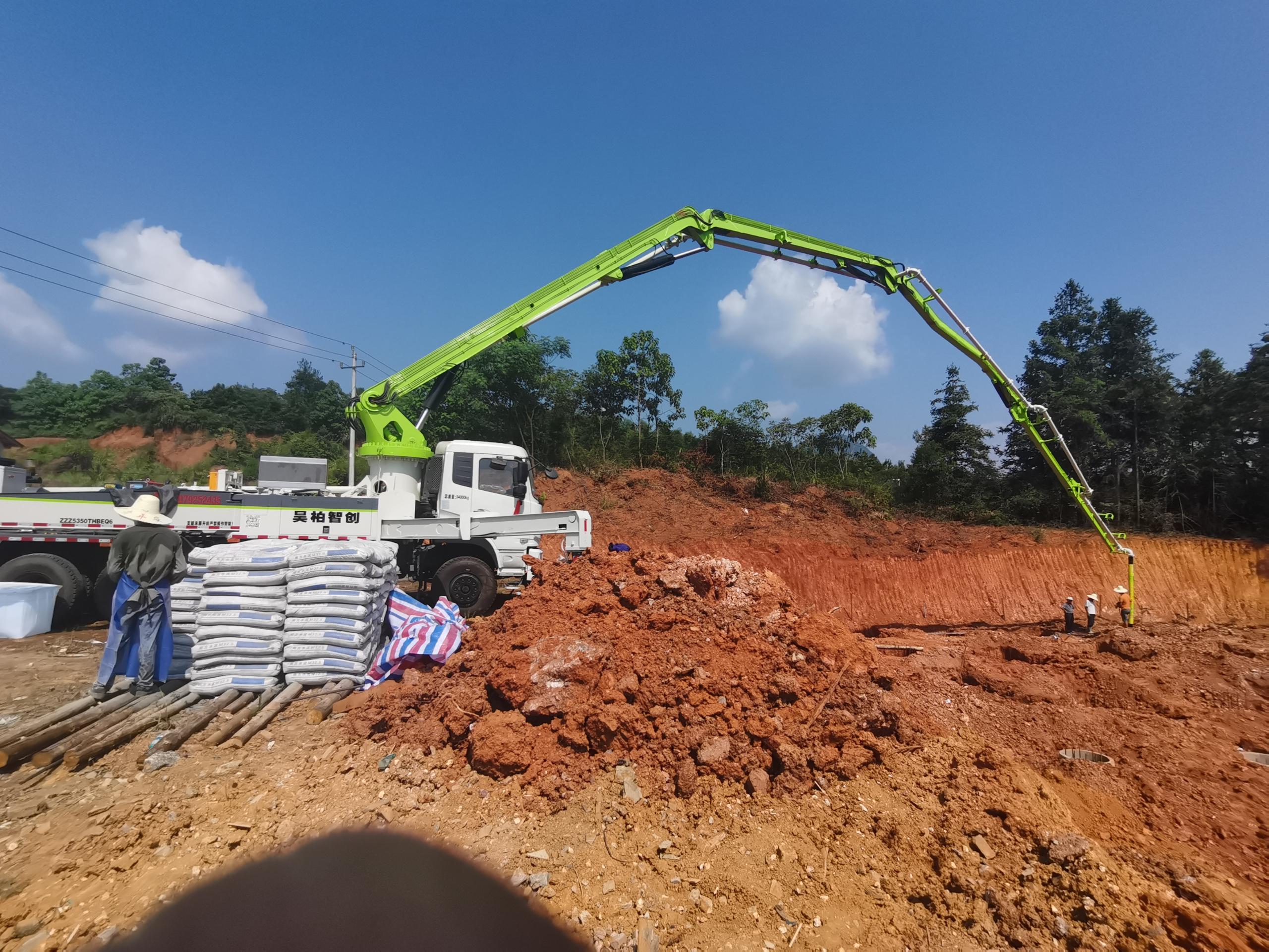 廣西37米攪拌泵車一體機施工現場實拍